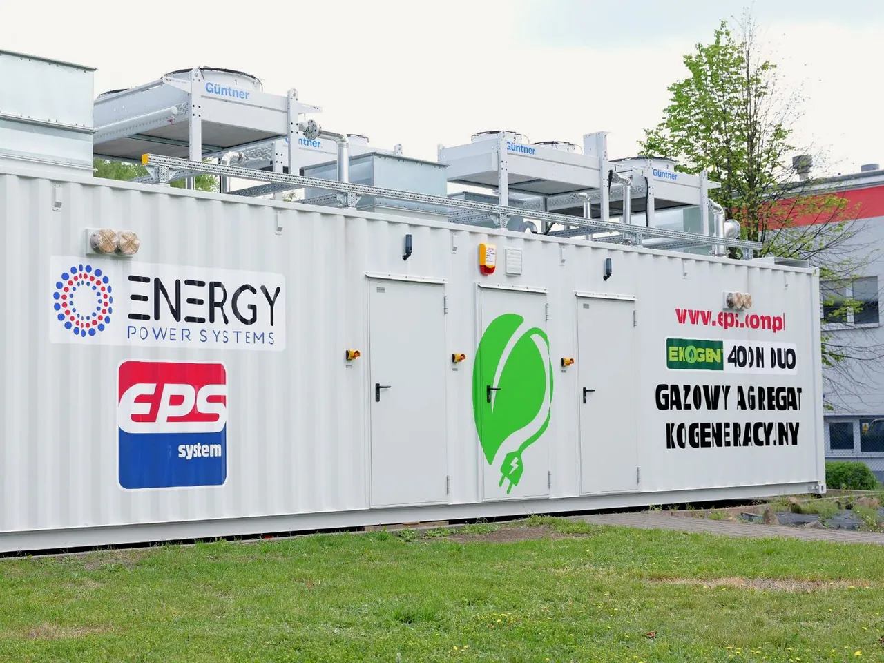 EKOGEN 400M DUO — gazowy agregat kogeneracyjny w zabudowie kontenerowej, z chłodnicami na dachu